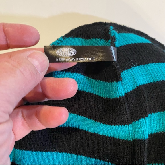 Striped beanie, by Petals and Peacocks, NWOT, 8” cuffed, 8 1/2” wide. Acrylic - Picture 5 of 6